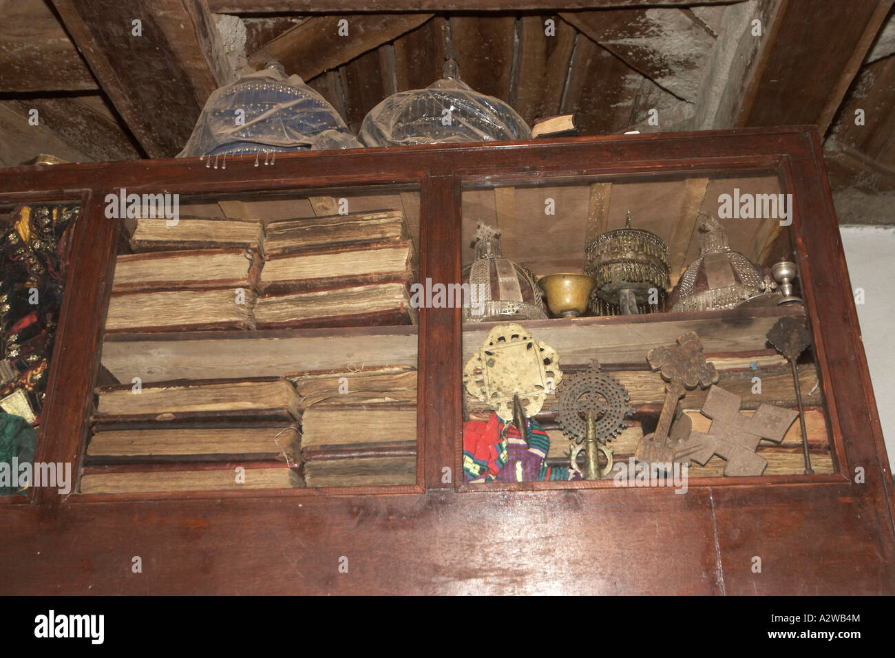 Religiöse Gegenstände und alte Bücher in Kirche von Abuna Aftse in Äthiopien Nordafrika Yeha Stockfoto