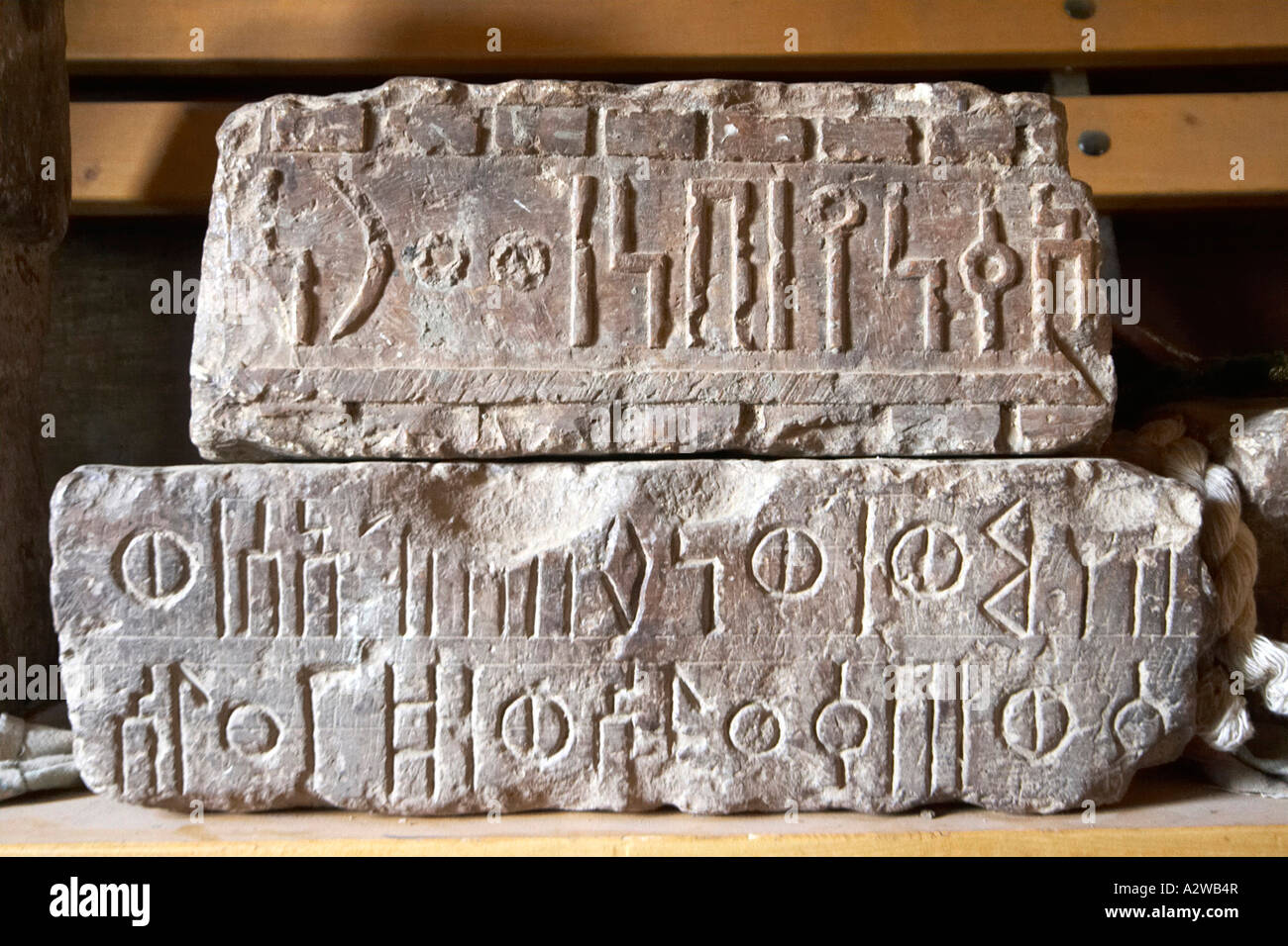 Sabäischen Inschriften schreiben geschnitzt oder in Stein und Bas-Relief in Kirche von Abuna Aftse in Nordäthiopien Yeha eingeschnitten Stockfoto