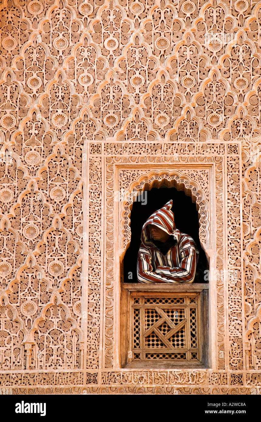 Muslimischer Mann schaut aus Fenster Student Zimmer mit Blick auf den Innenhof an der theologischen Schule von Ali Ben Youssef Marrakesch Stockfoto