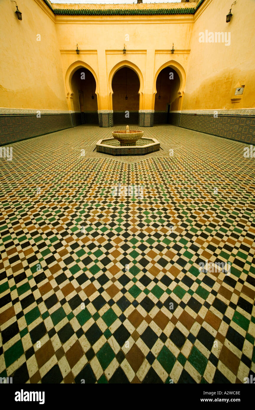 Altertümer gewölbte Türen und aufwendige Fliesenarbeiten des Mausoleum von Moulay Ismail Stadt Meknes Marokko Stockfoto