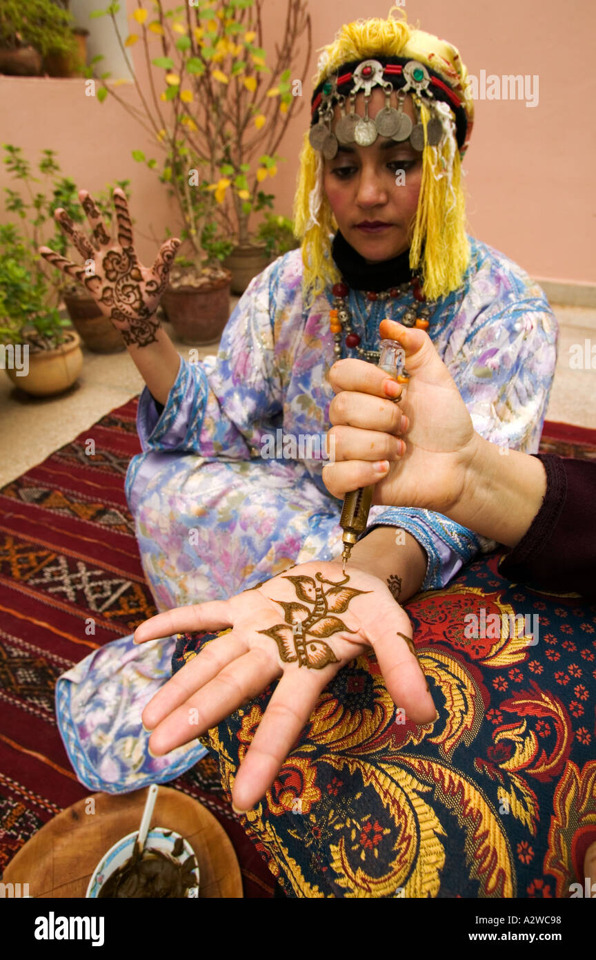Frauen Henna Henna verwendet wird, um Frau s Hände und Füße schmücken Dekorationen Modell veröffentlicht Marokko Stockfoto
