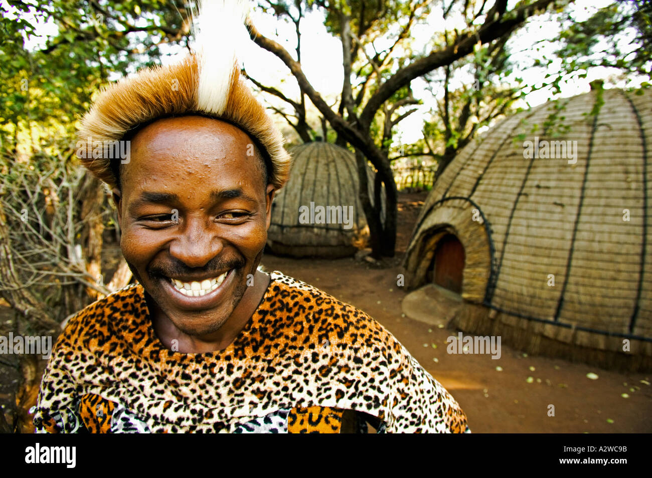 Menschen Zulu Mann in traditioneller Kleidung Modell freigegeben Lesedi Cultural Village in der Nähe von Johannesburg in Südafrika Stockfoto