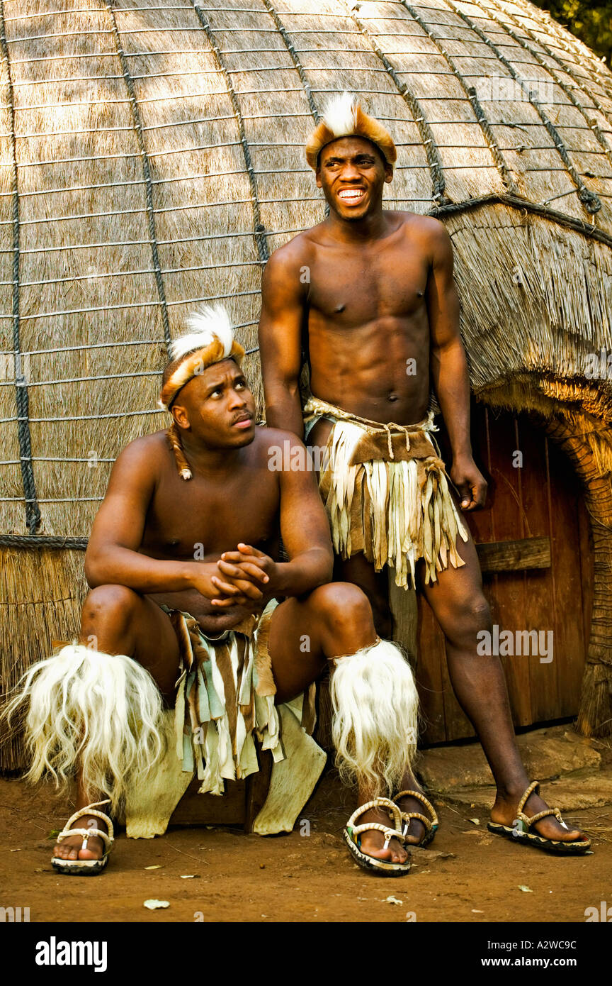 Menschen Zulu Männer in traditioneller Kleidung Modell freigegeben Lesedi Cultural Village in der Nähe von Johannesburg in Südafrika Stockfoto