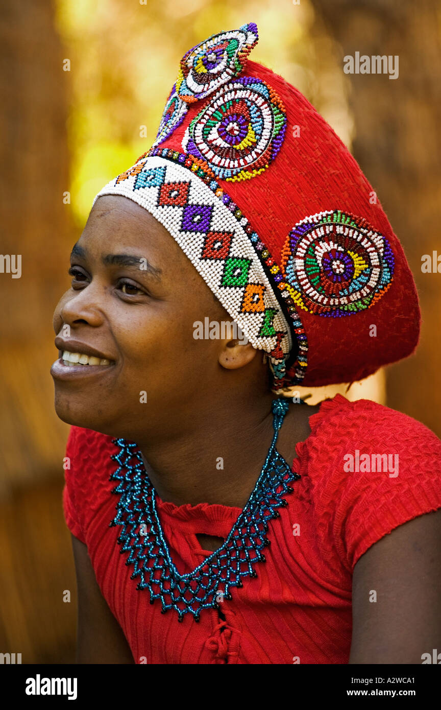 Zulu Frau im traditionellen roten Kopfschmuck einer verheirateten Frau Modell freigegeben Südafrika Stockfoto