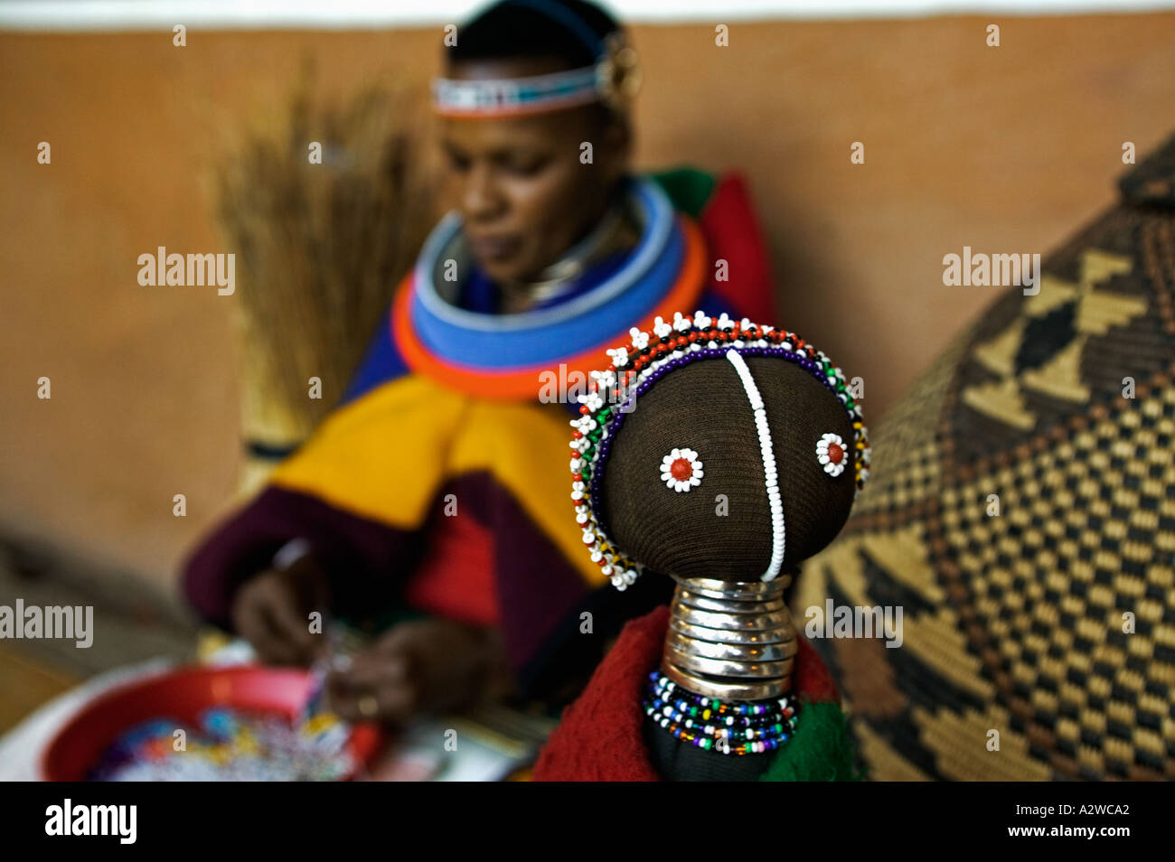 Ndebele Frauen machen bunte Puppen im Stil der traditionellen Ndebele Kostüme Modell freigegeben Südafrika Stockfoto