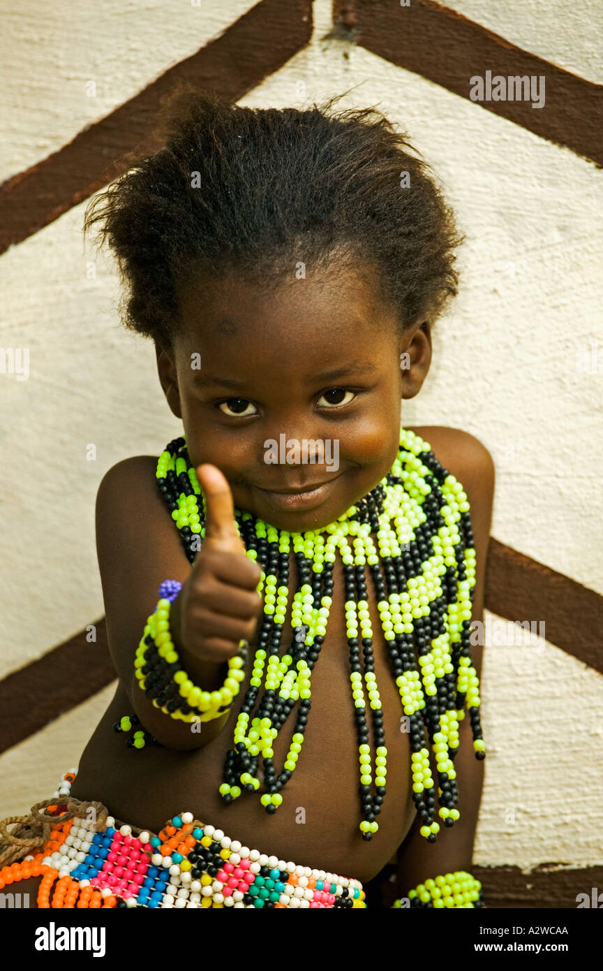 Afrikanische Kinder in bunten Perlen und Outfit Modell freigegeben Südafrika Stockfoto