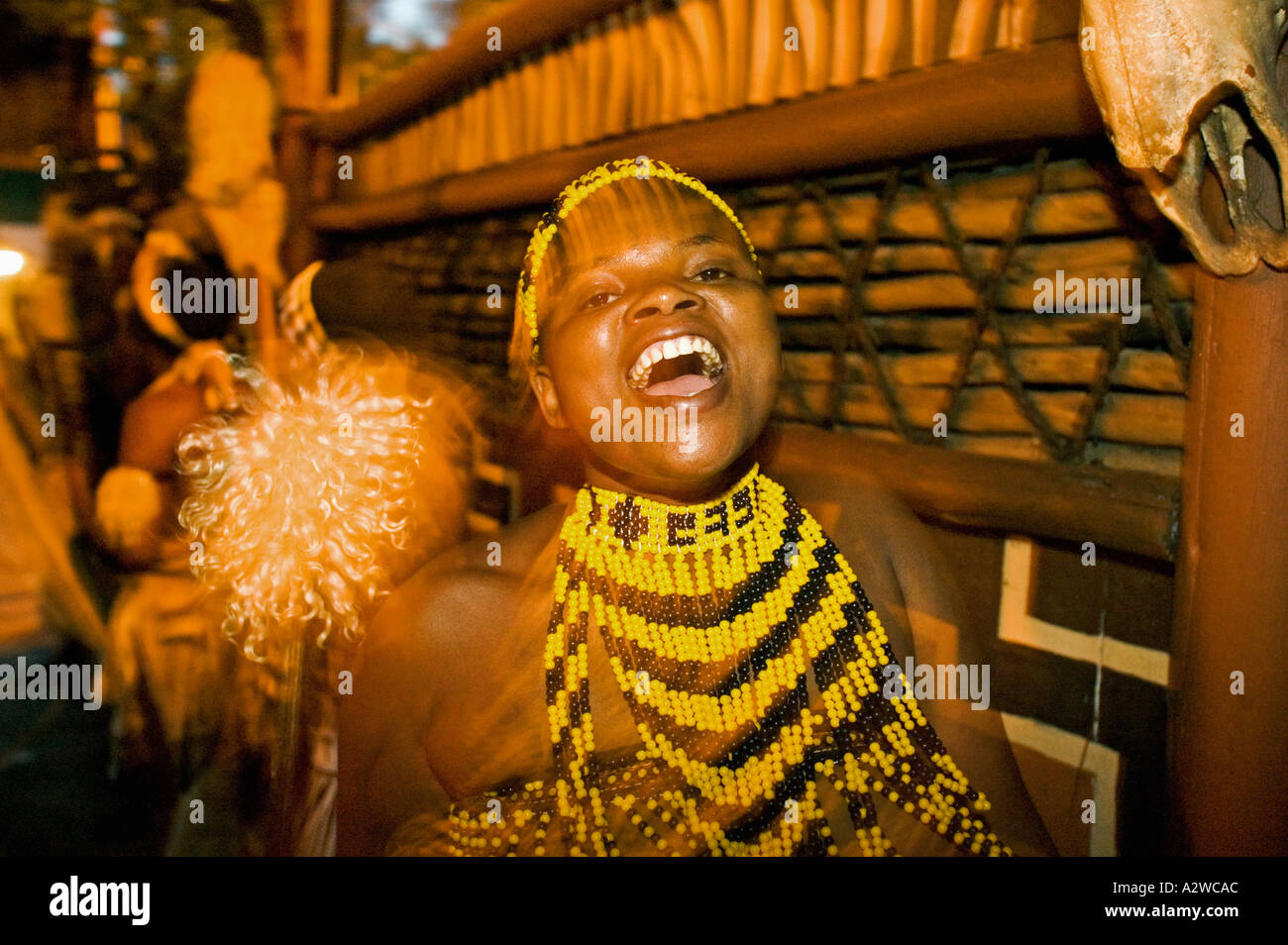 Zulu Frau tanzt im Kostüm der Zulu Jungfernfahrt gesamte Outfit aus Perlen getragen während tanzen Zeremonien Südafrika Stockfoto