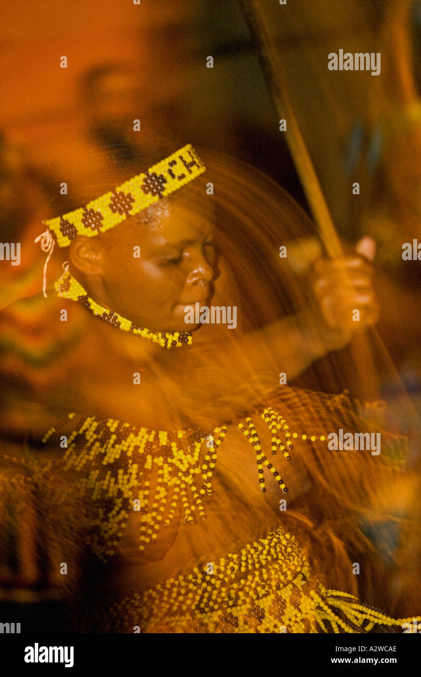 Zulu Frau tanzt in Tracht der jungen Mädchen gesamte Outfit gemacht von Perlen, das, die Kostüm getragen wird, während tanzen Zeremonien South Af Stockfoto