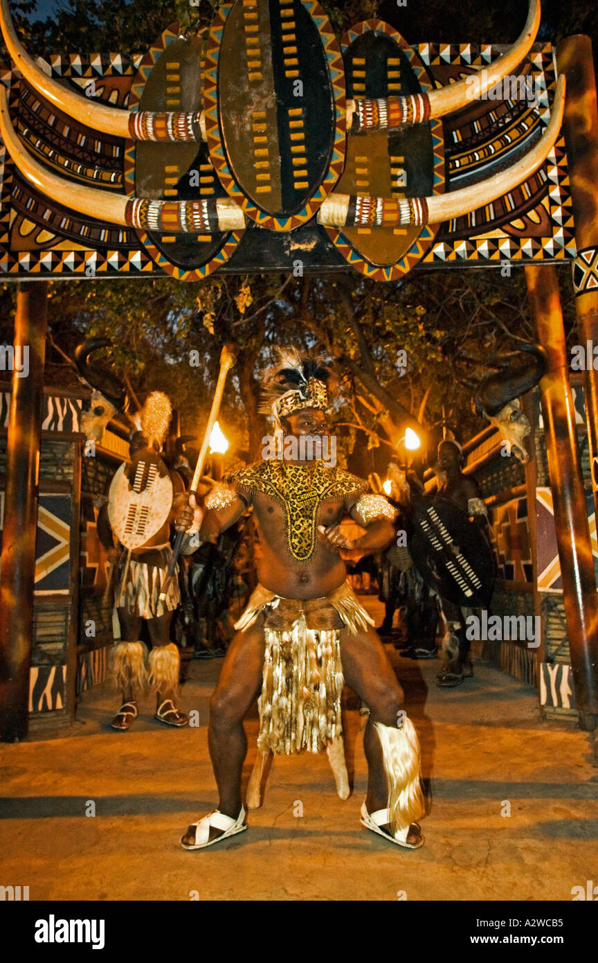 Afrikanischer Tanz Lesedi Cultural Village Tanz und Gesang ist Teil des Lebensstils der afrikanischen Ureinwohner Südafrika Stockfoto