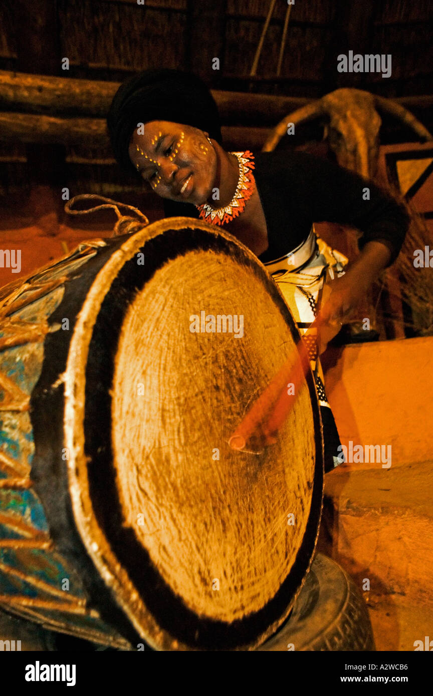 Menschen Xhosa Frau Schlagzeuger Modell freigegeben Lesedi Cultural Village in der Nähe von Johannesburg in Südafrika Stockfoto