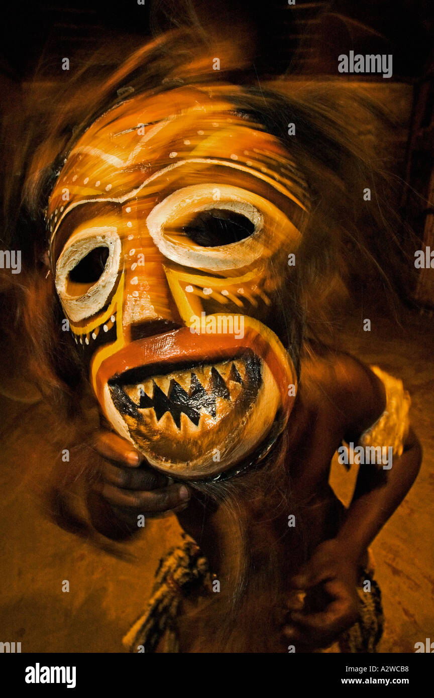 Tänzerin in Tokolosh Maske afrikanische Masken zeigen Geister der Vorfahren Lesedi Cultural Village South Africa Stockfoto