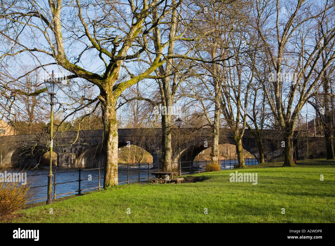 Llanidloes Powys Mid Wales UK gewölbten Stein lange Brücke über den Fluss Severn vom Pont Hafren Park im winter Stockfoto