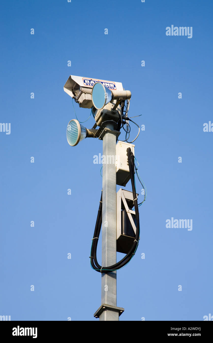 North Wales UK hohe Überwachungskamera gegen blauen Himmel Stockfoto