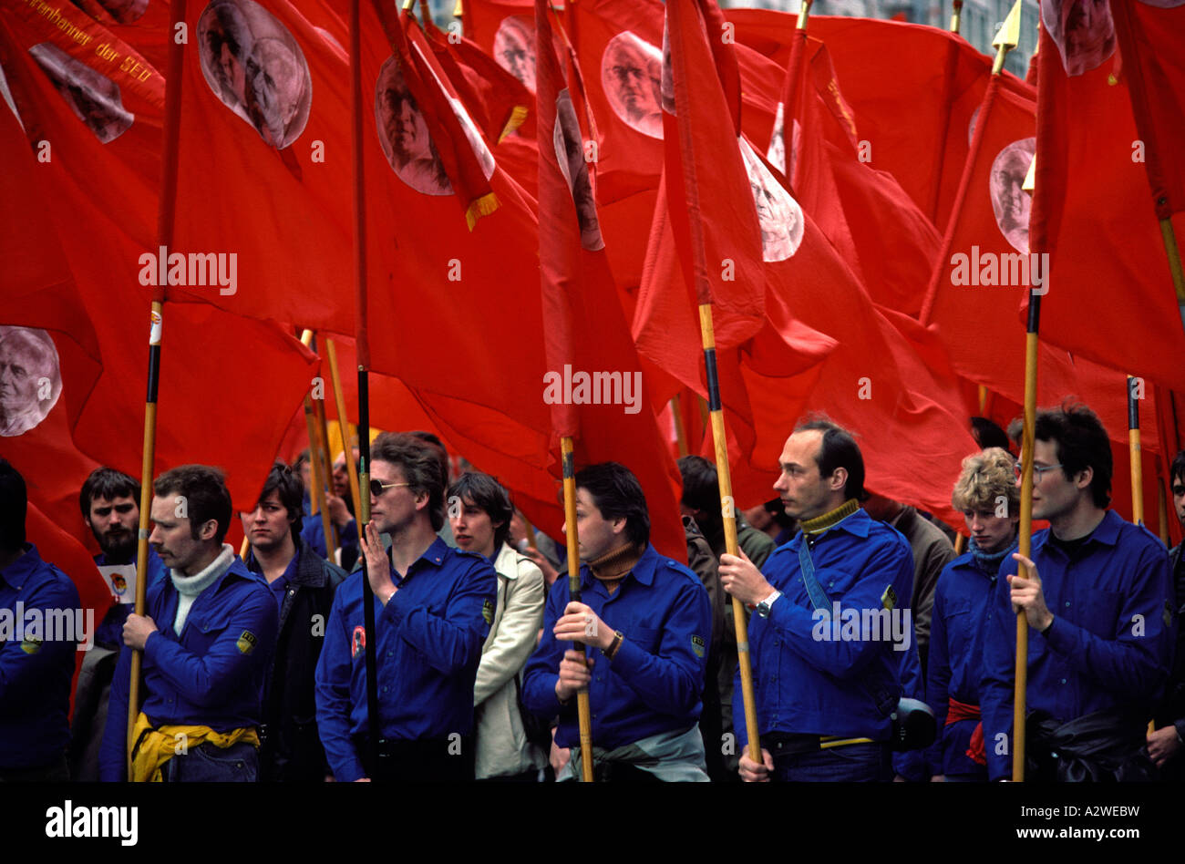 Deutschland Berlin FDJ freien deutschen Jugend demonstriert auf der traditionellen Maifeiertag Parade in Ostberlin in den 1980er Jahren Stockfoto