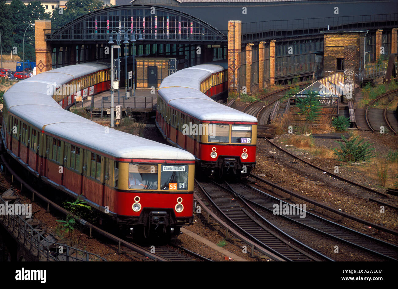 Deutschland Berlin S-Bahn-Züge verlassen und Ankunft in der alten Lehrter Stadtbahnhof Stockfoto