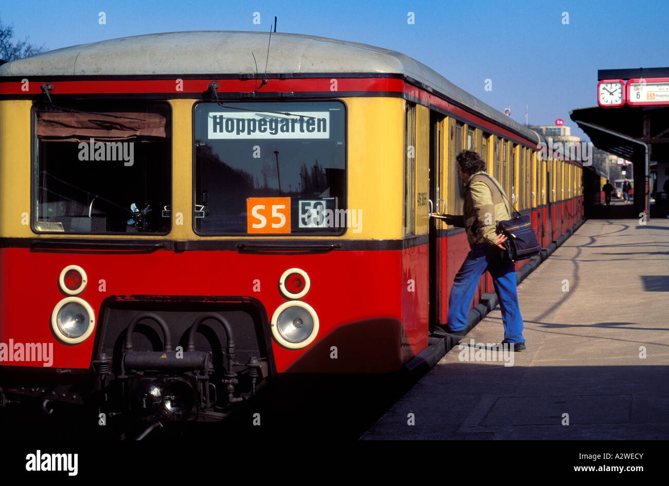 Die Berliner S-Bahn ein Mann einen Zug einsteigen Stockfoto