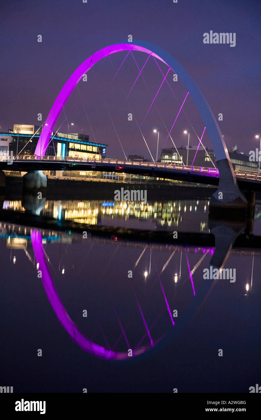 Die Clyde Arc-Brücke, bekannt als die zusammengekniffenen Brücke beleuchtet in der Dämmerung und des Flusses Clyde, Glasgow, Schottland. Stockfoto