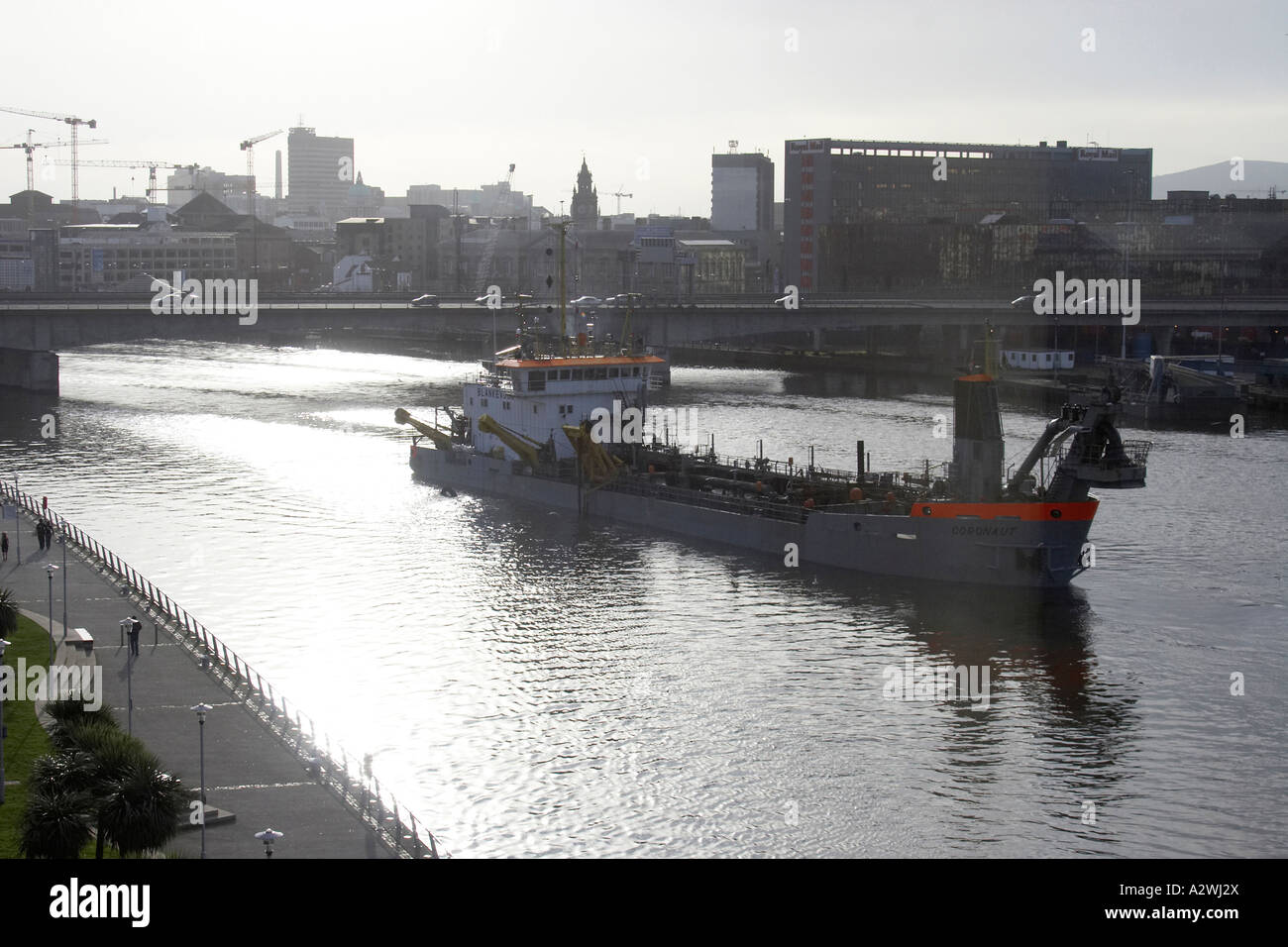Fluss Lagan in Belfast Hafen docks mit Kräne und Schiffe Nordirland Vereinigtes Königreich Stockfoto