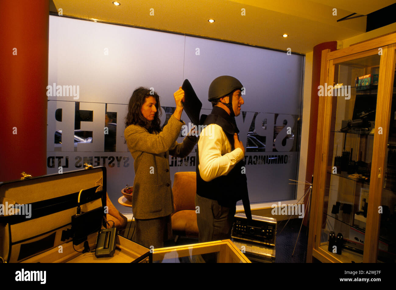 Spymaster shop Verkauf Surveillence Kommunikation Ausrüstung Mann mit Bullet Proof Jacke 1994 Stockfoto