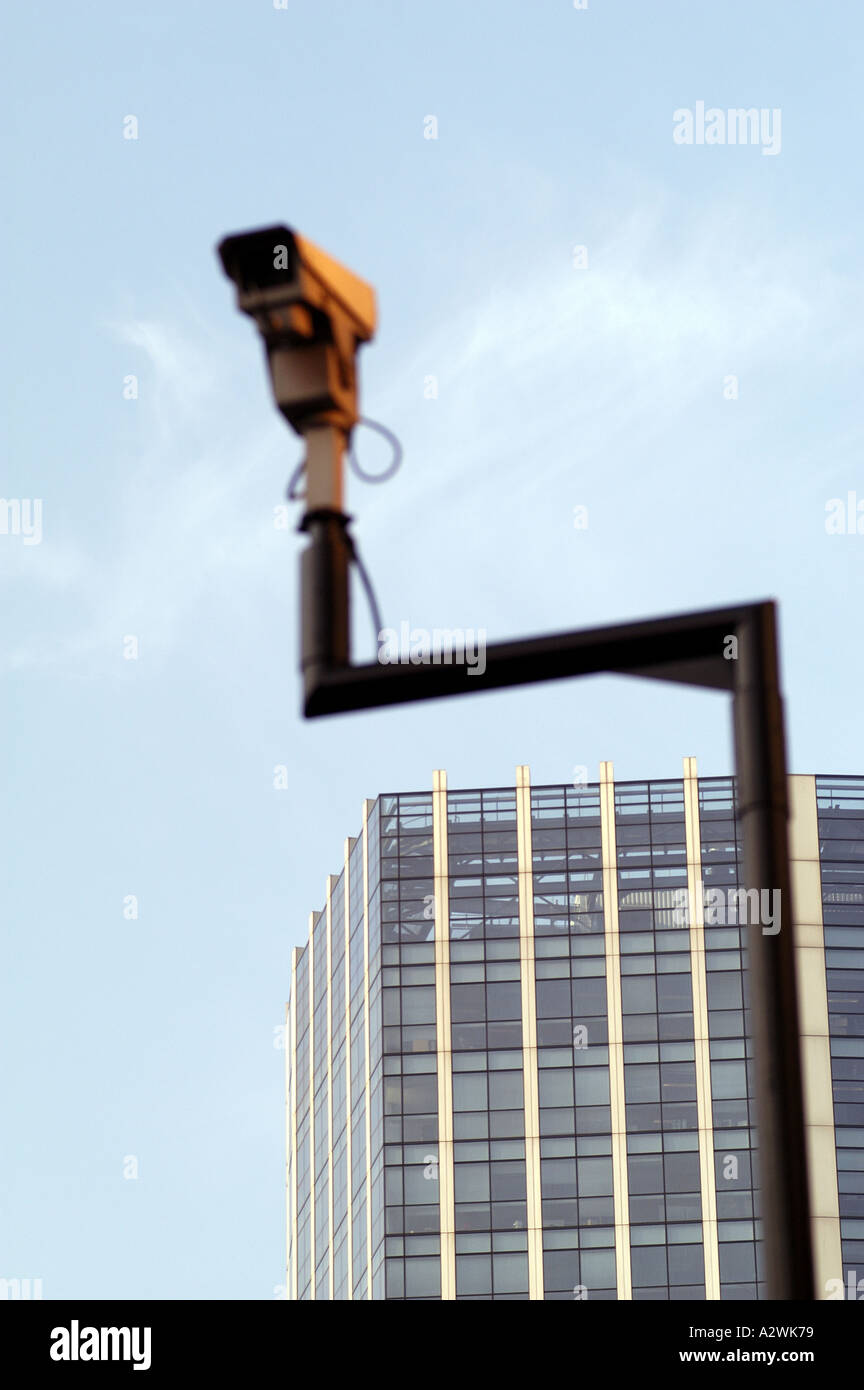 Closed Circuit Television cctv-Kamera vor einem Gebäude in der City of london Stockfoto