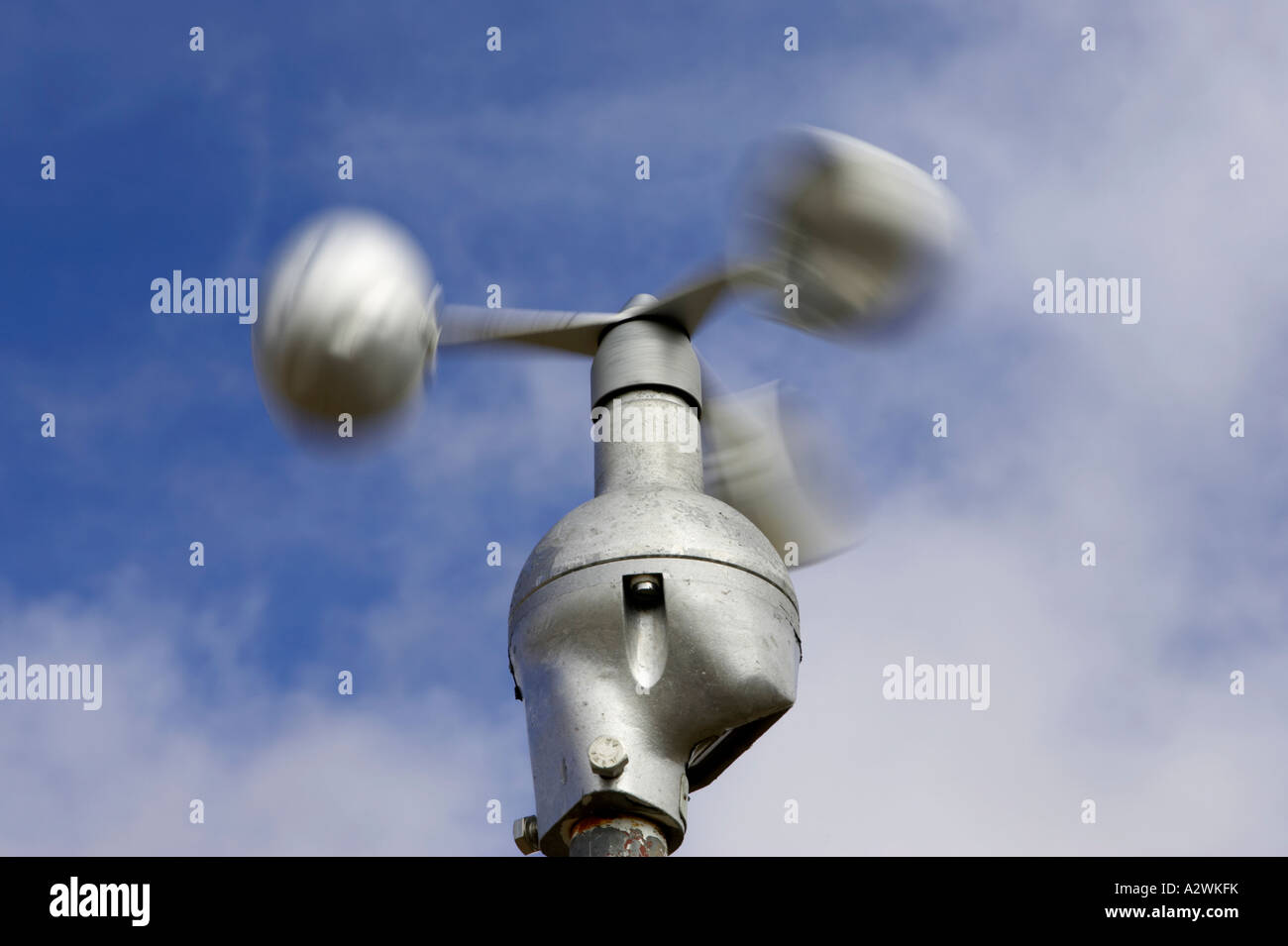 Anemometer in Bewegung für die Überwachung der Windgeschwindigkeit vor einem blauen bewölkten Himmel in der Nähe von Berg El Teide Teneriffa-Kanarische Inseln-Spanien Stockfoto