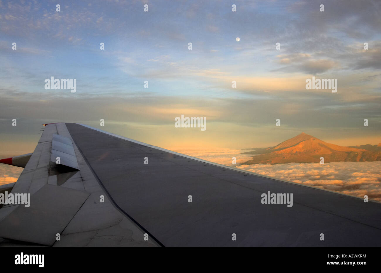 Mount Teide den Mond und Flugzeugflügel wie gesehen, auf der Suche von jet com Boeing 737-Flugzeuge Stockfoto