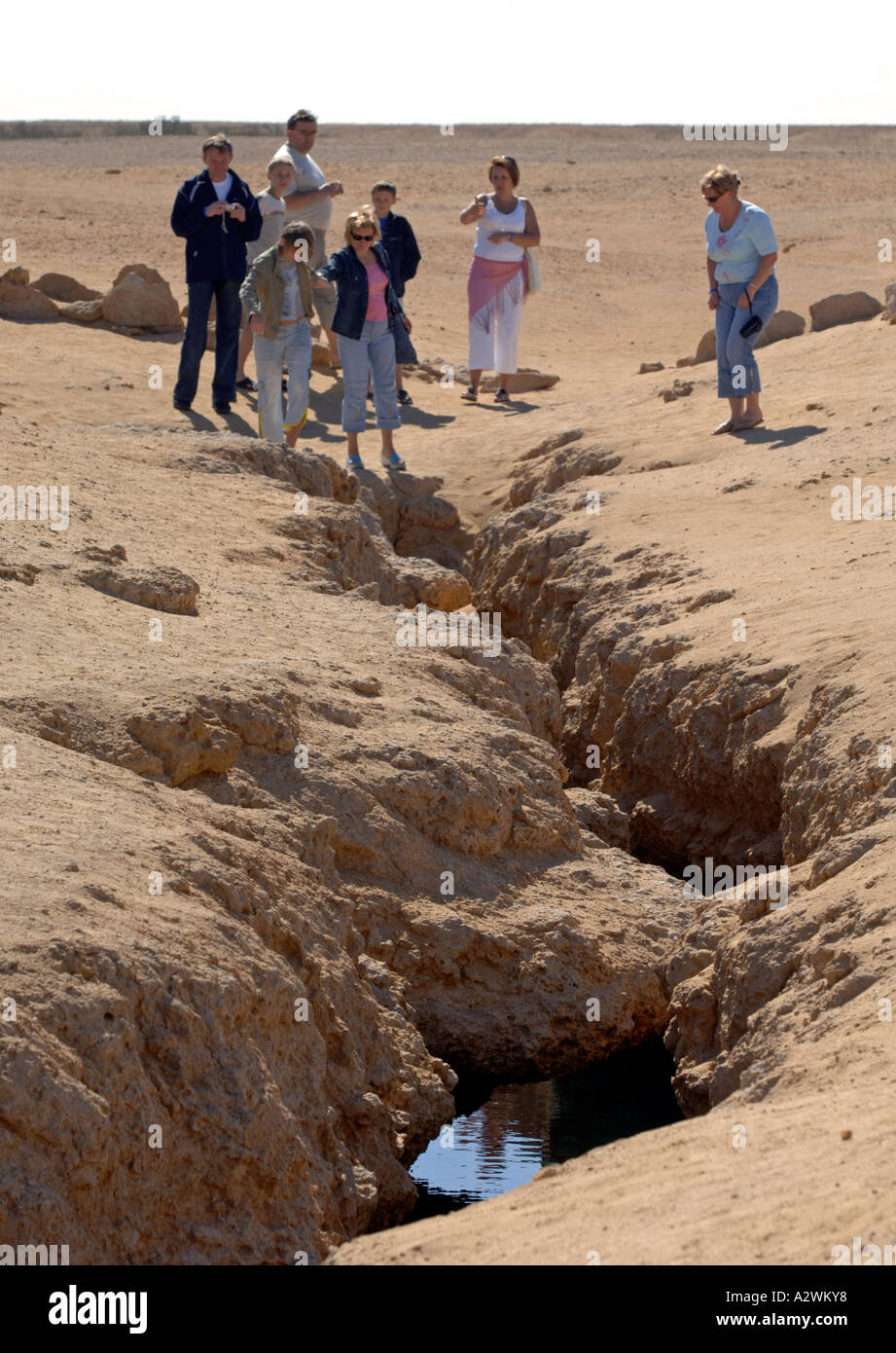 Touristen schauen Erdbebenschäden in Ras Mohamed National Park, Sharm El Sheikh in Ägypten Stockfoto