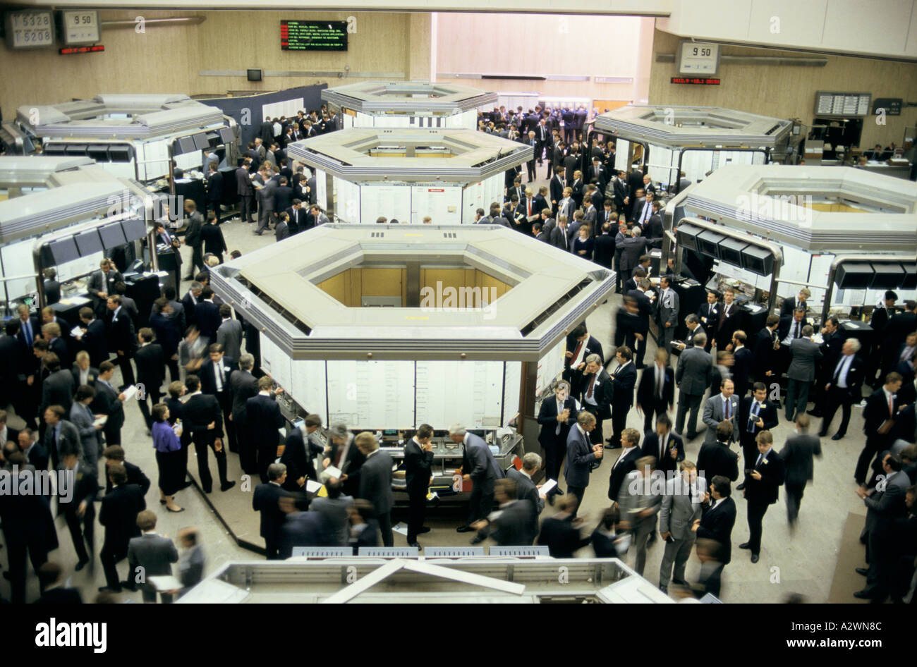 Börsenmakler auf dem Parkett der London Stock Exchange bevor es durch SEAQ in ersetzt wurde den "Big Bang von 1986 Stockfoto