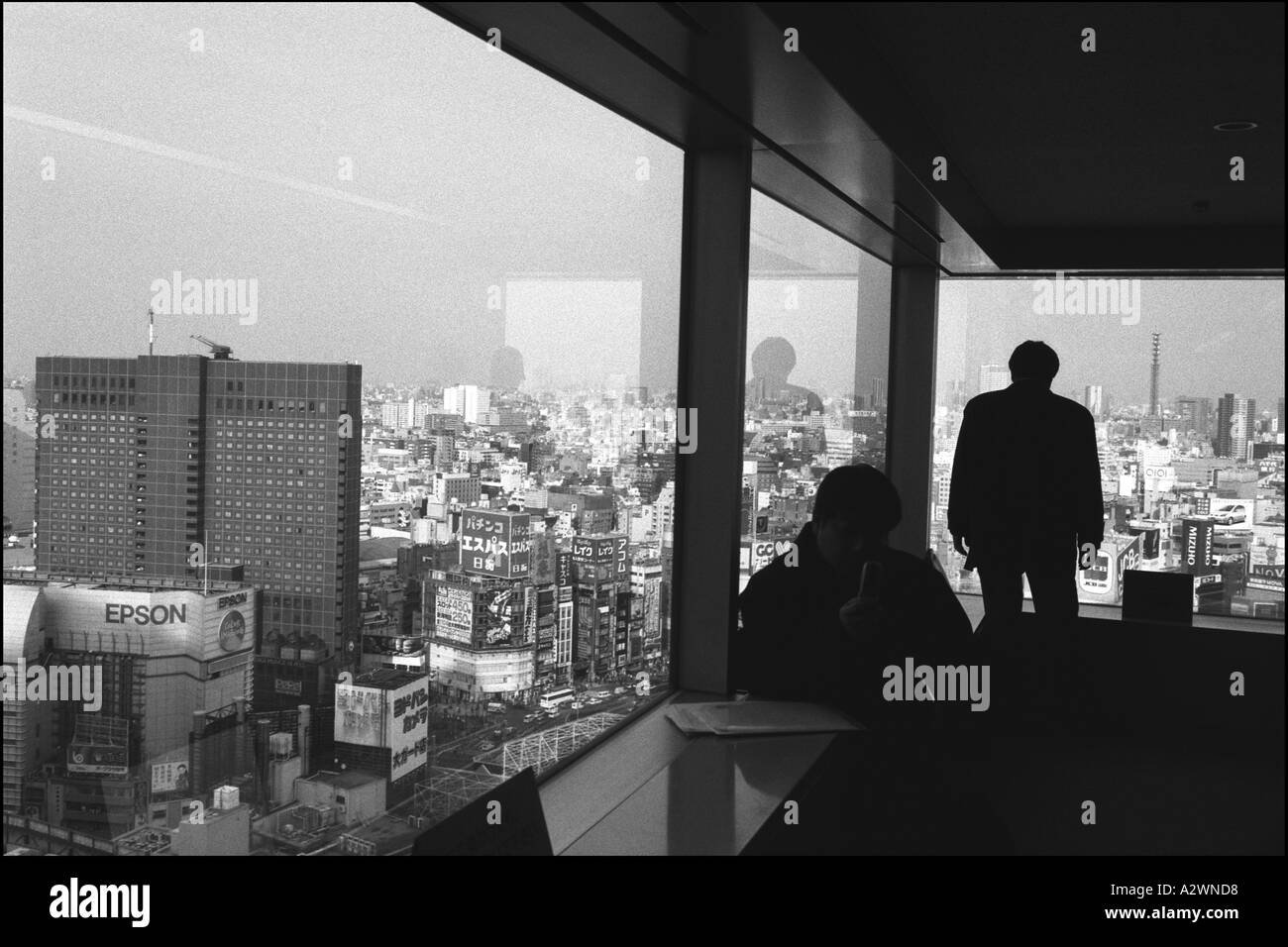 zwei Menschen warten in einem Arbeitsamt in Nishi Shinjuku Ditrict Suche nach Arbeitsmöglichkeiten, Tokyo, Japan Stockfoto