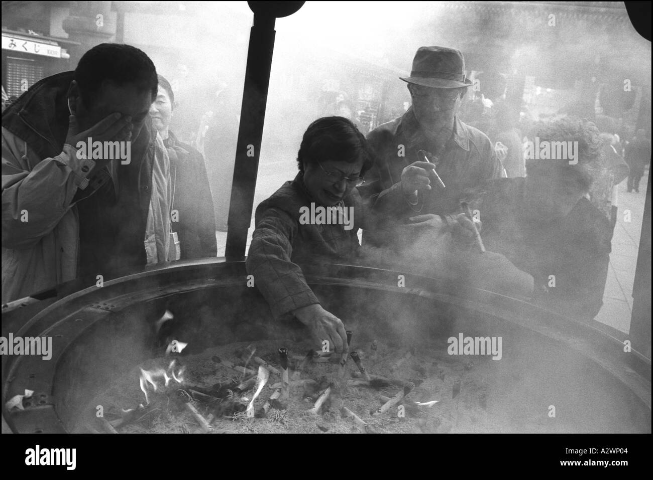 Besucher der Senso-Ji-Tempel in Asakusa Bezirk von Tokio leichte Düfte und atmen den Rauch, Krankheiten zu heilen Stockfoto