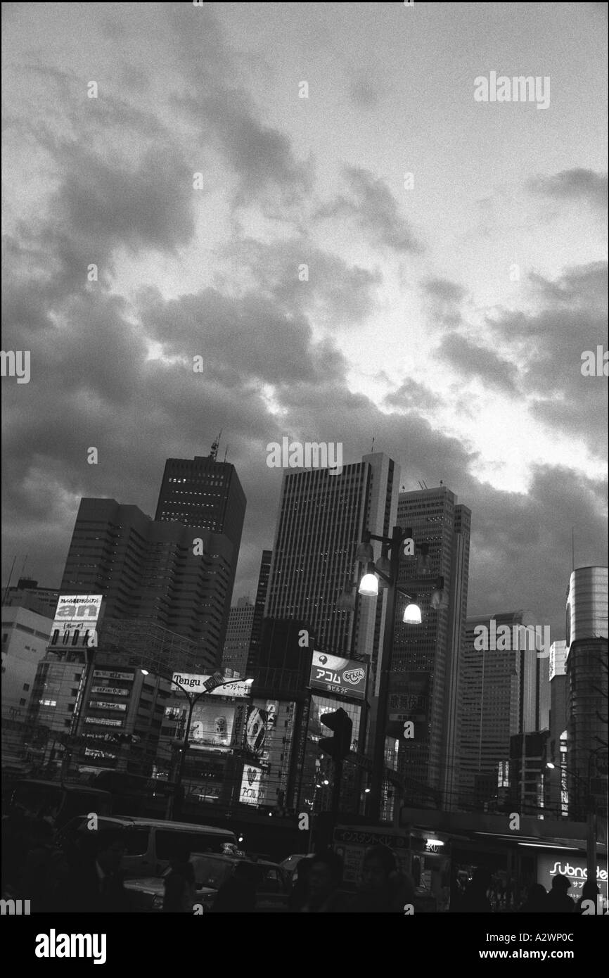 mit Blick auf Nishi Shinjuku Bezirk bekannt als Wolkenkratzerviertel, Tokio, Japan, Asien Stockfoto