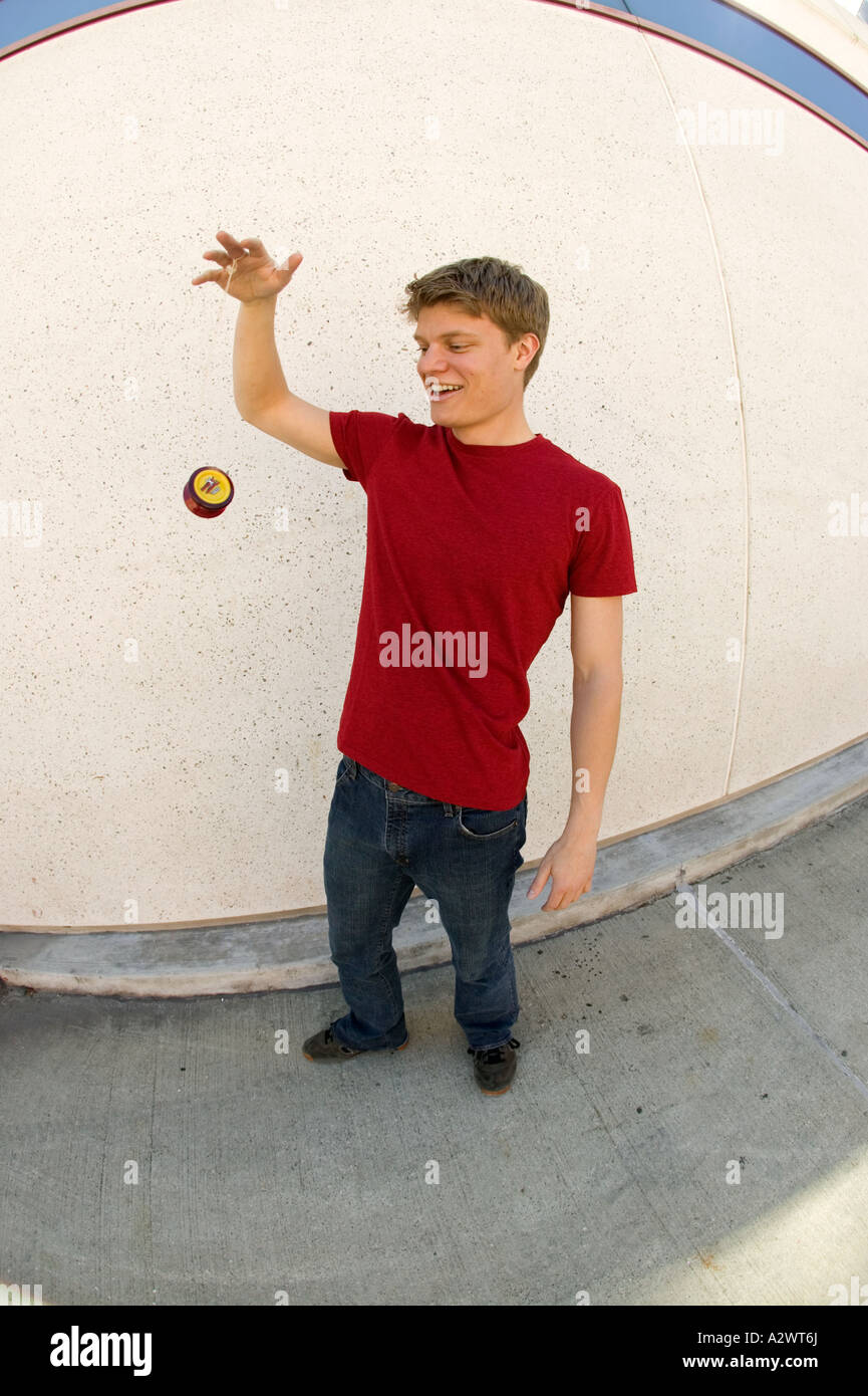 Junger Mann Spielt Mit Yo Yo Stockfotografie - Alamy