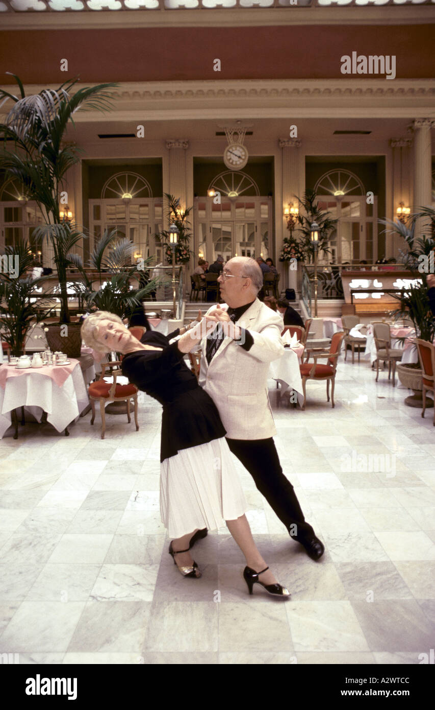 Tanztee im Waldorf Astoria London 1990 Stockfoto