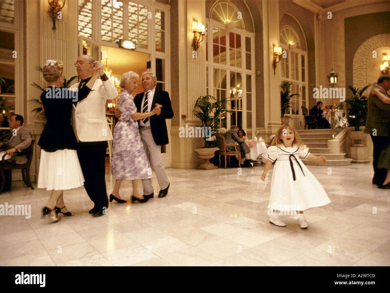 Tanztee im Waldorf Astoria Hotel London 1990 Stockfoto