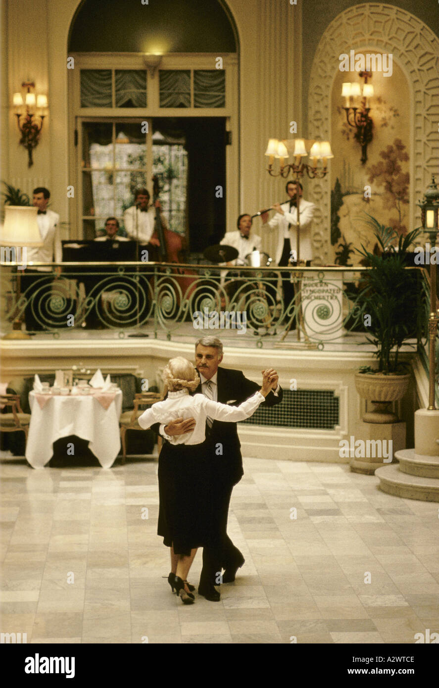 Tanztee im Waldorf Astoria London 1990 Stockfoto