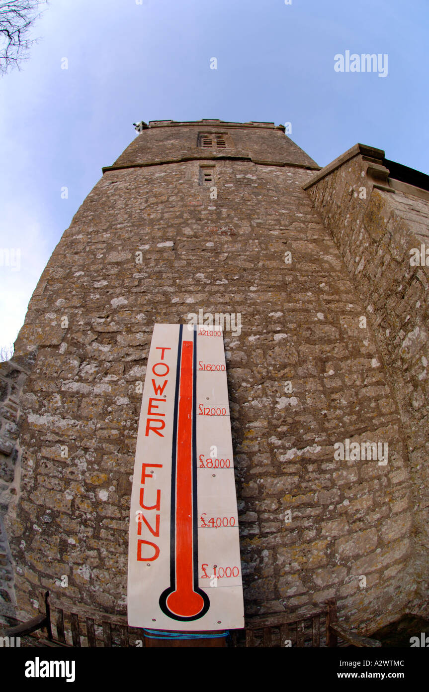 Eine Dorfkirche mit Schild mit der Anhebung des Geldes, die Struktur zu reparieren Stockfoto