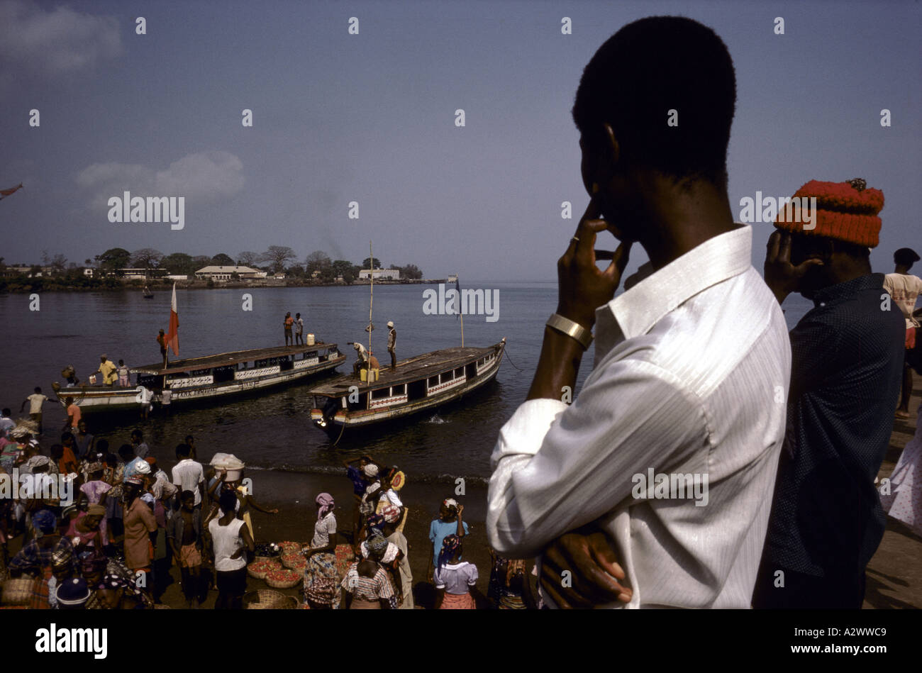 Dorfbewohner bringen produzieren Freetown Markt an Boot, Sierra Leone, Südafrika Stockfoto