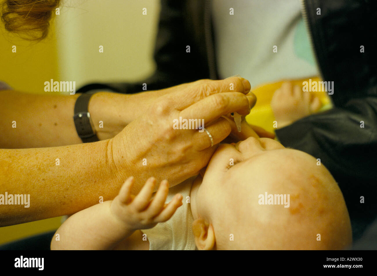 Ein Baby wird geimpft Stockfoto