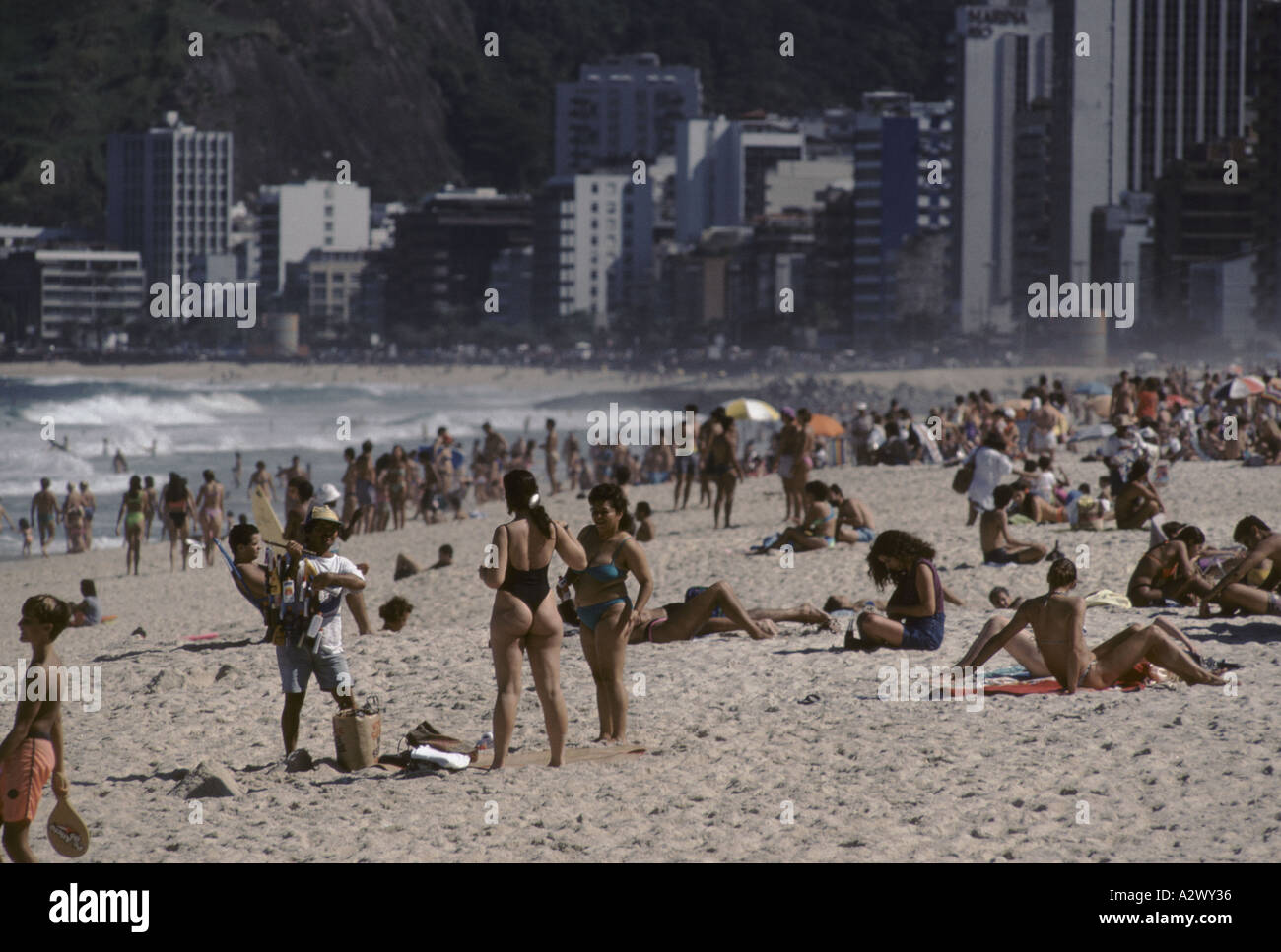 Menschen drängen sich auf Ipanema Strand Rio Brasilien Stockfoto