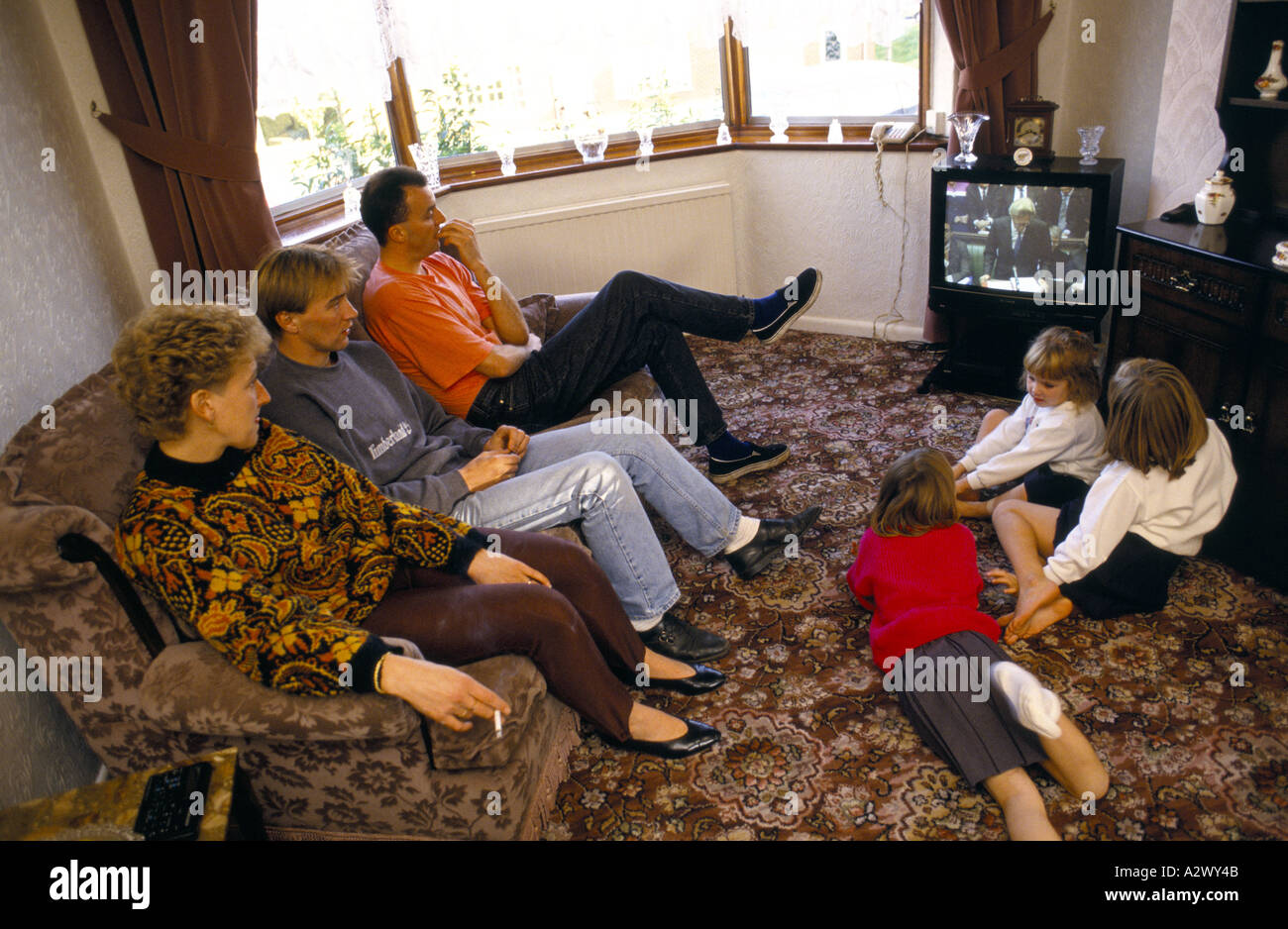 SHIREBROOK Notts Bergmann und Familie vor dem Fernseher 1992 Stockfoto