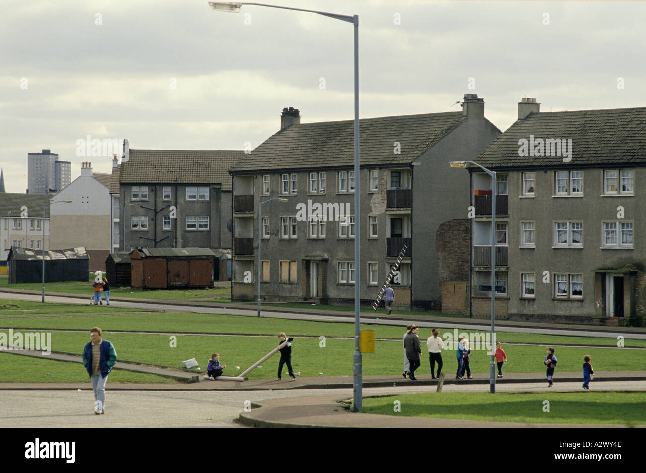 Straßen von Motherwell Armen Sozialwohnungen Kinder spielen auf öffentlichem Grund 1992 Stockfoto