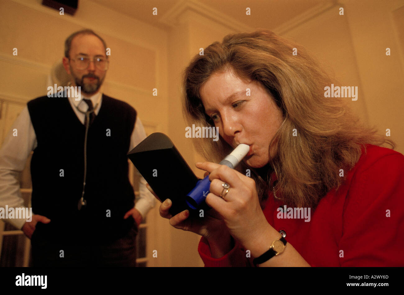 EIN LOKALER ARZT GEBEN AMANDA JOHNSON EINEN SMOKELYSER-TEST, UM IHRE KOHLENMONOXIDGEHALT MESSEN. Stockfoto