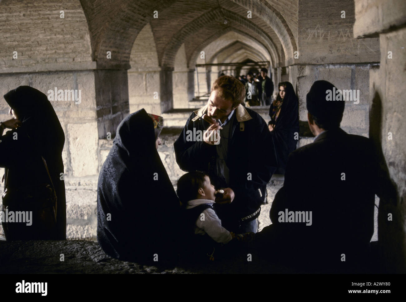 Iran, die eine Familie Essen Choc-ices unter den Bögen der Pol ich Khaj zwei Ebene Esfahan 1993 überbrücken Stockfoto