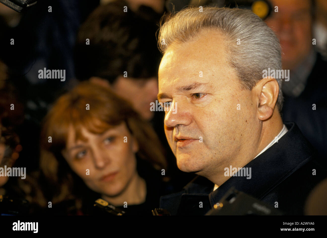 Präsident Slobodan Milosevictalking zu Reportern im Sava Center Belgrad, Dez. 1993 Stockfoto