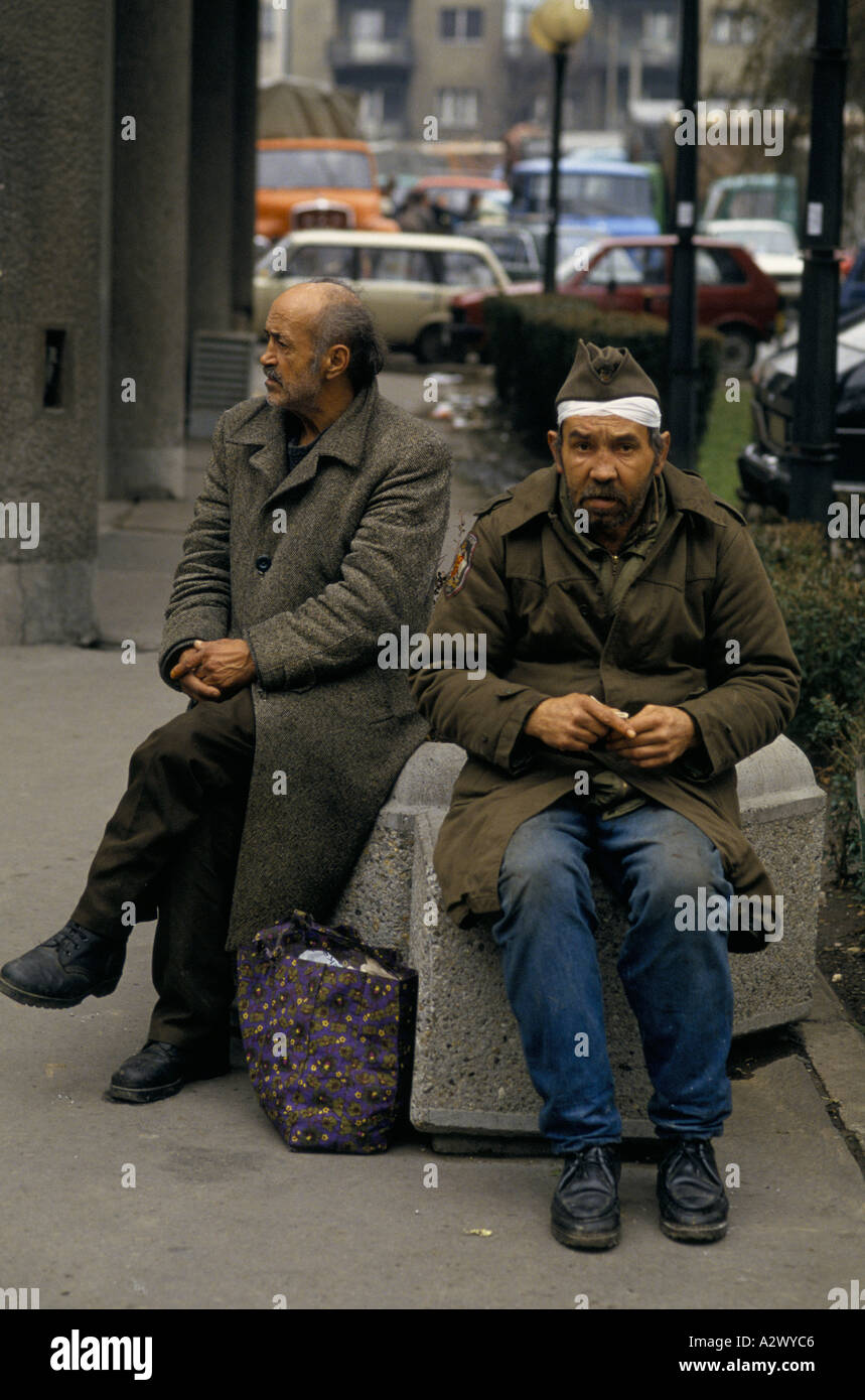 Belgrad unter Sanktionen: Arme Männer sitzen auf der Belgrader wichtigsten Fußgängerzone Straße Kneza Mihaila, Dec 1993 Stockfoto