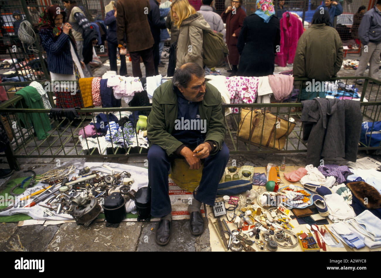 Belgrad unter Sanktionen: Leute verkaufen, was sie können, um etwas Geld zu verdienen in der Belgrader Hauptmarkt, Dez. 1993 Stockfoto