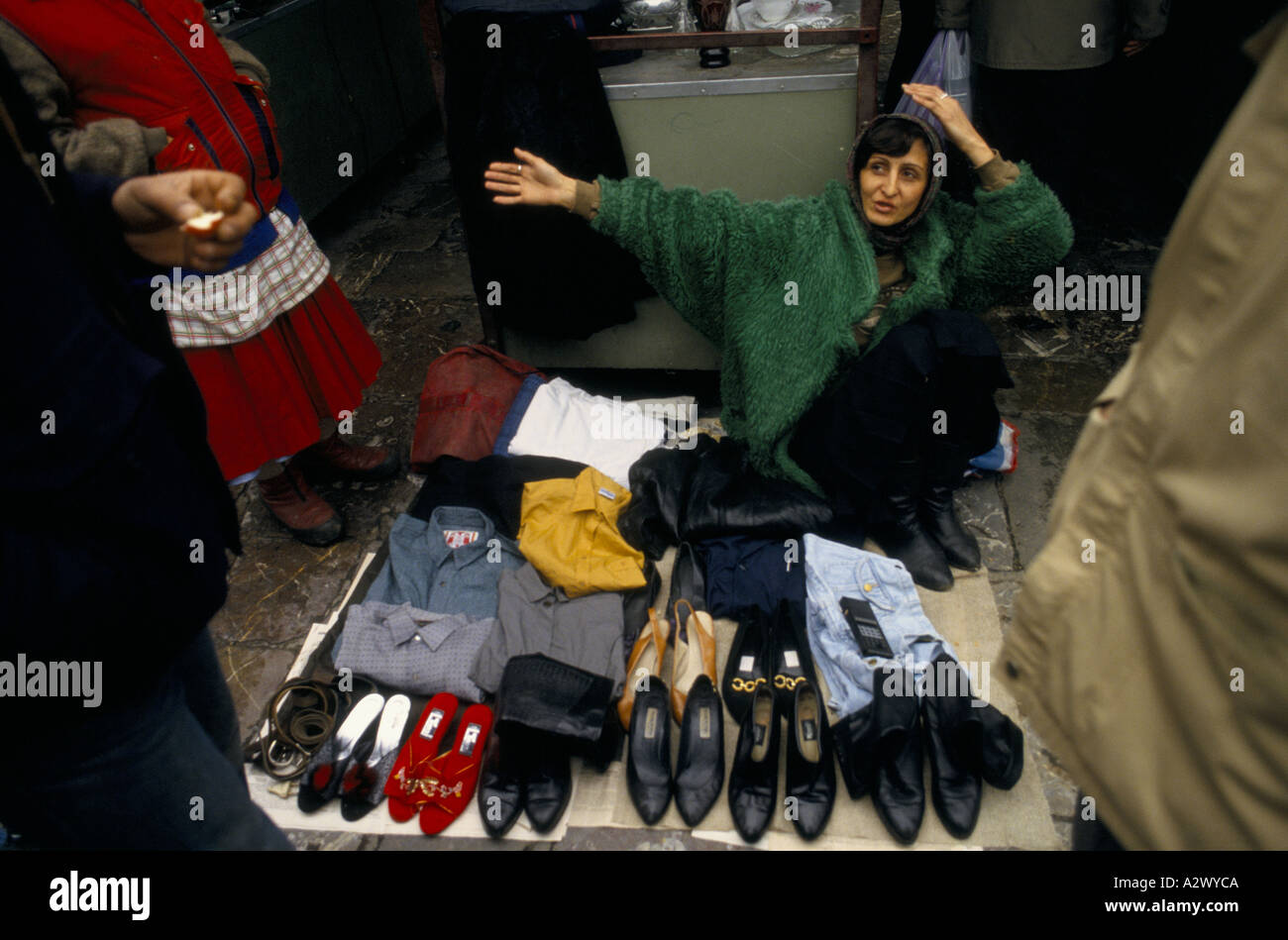 Belgrad unter Sanktionen: eine Frau verkauft gebrauchte Schuhe und Kleidung in der Belgrader Hauptmarkt, Dez. 1993 Stockfoto