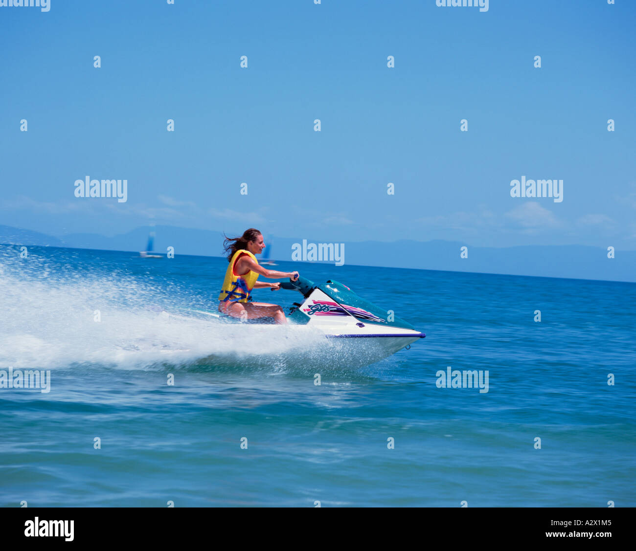 Seitenansicht der Jet-Skiing-Frau. Australien. Queensland. Great Barrier Reef. Dunk Island. Stockfoto