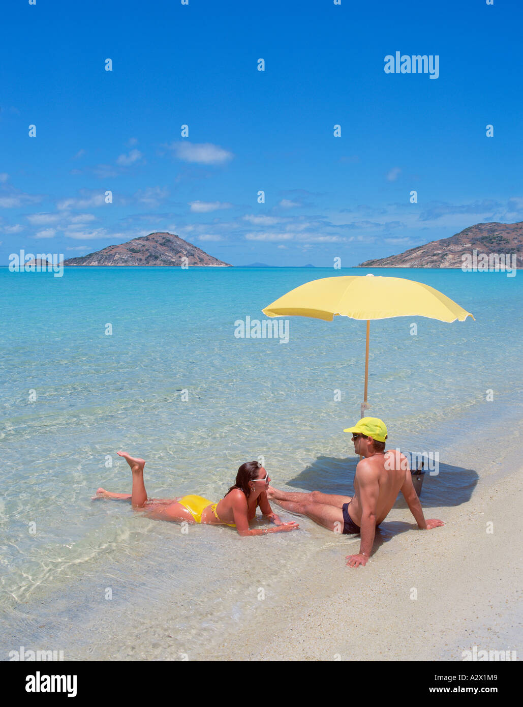 Junges Paar in Badeanzügen, die am Strand entspannen. Lizard Island, Queensland. Australien. Stockfoto