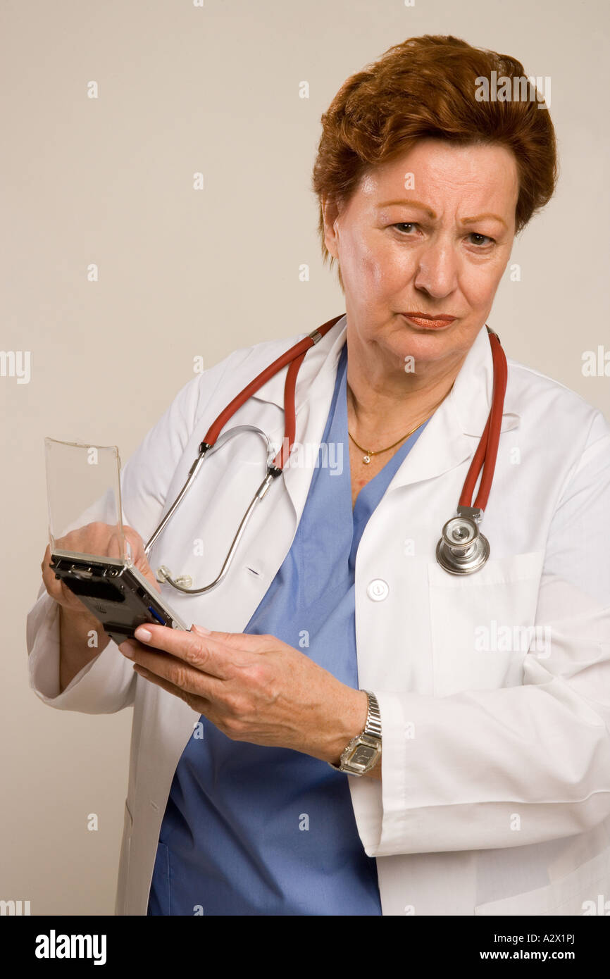Arzt halten ein persönlicher Assistent-Gerät. Stockfoto